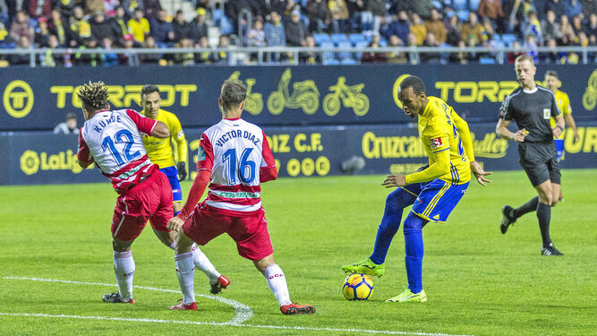 Abdullah controla el balón ante Kunde y Víctor Díaz.