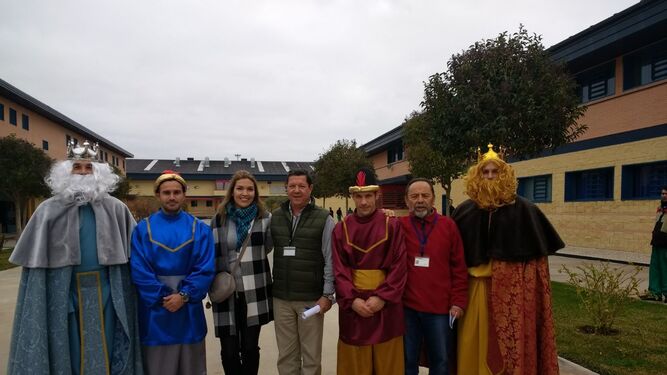 Los Reyes también visitaron                 las prisiones