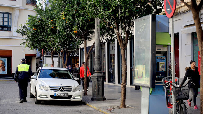 Un taxi estacionado, pese a la prohibición de la señal, en la plaza del Palillero durante la peatonalización experimental de la pasada Navidad.