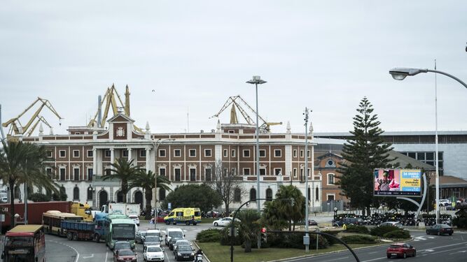 Una vista de la fachada del edificio de la Aduana, ante la antigua estación de tren.