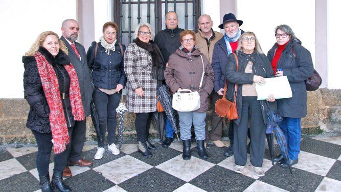 Miembros de la asociación de vecinos Cádiz Centro acompañados por representantes de otras entidades vecinales, en el Ayuntamiento.