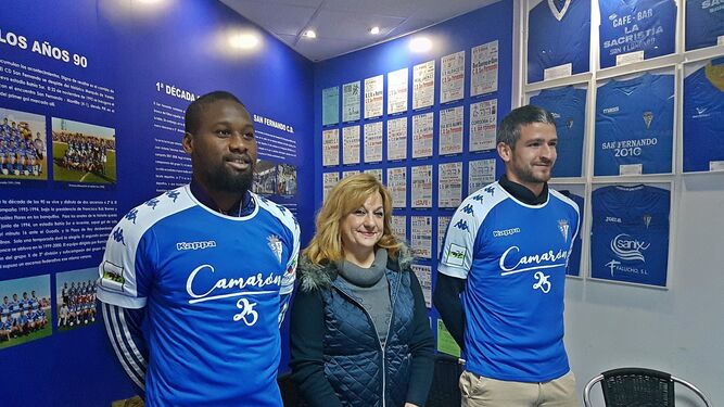 Buba y Pau Franch posan con su nueva camiseta azulina con la presidenta del club, María Ángeles Carrillo.