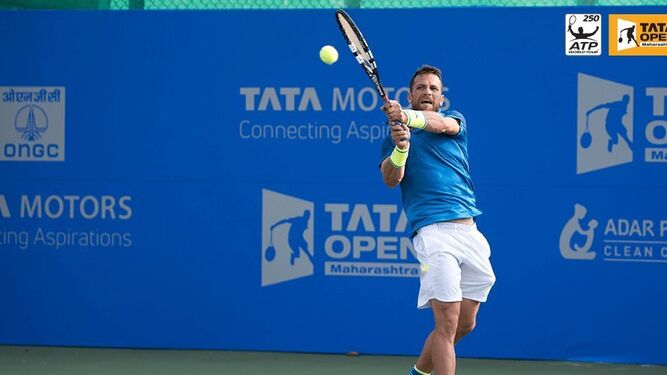 Revés de Riki Ojeda en el reciente ATP 250 de Pune (India).