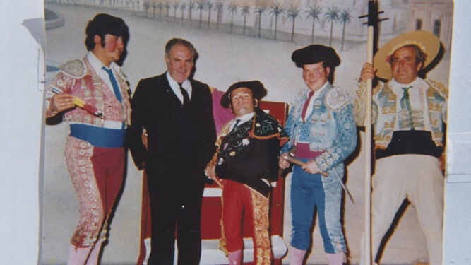 'Los monstruos de la tauromaquia, cuarteto del Carota. Manuel de Agust&iacute;n 'El Carota' (de traje) sacaba este cuarteto con Maspapas (a su lado) en el a&ntilde;o 1977.