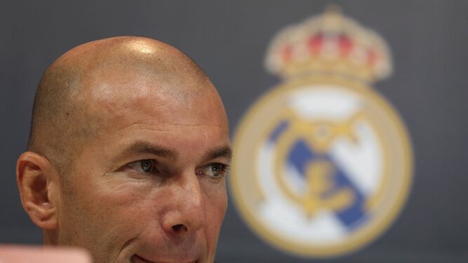 Zidane, con gesto serio en Valdebebas