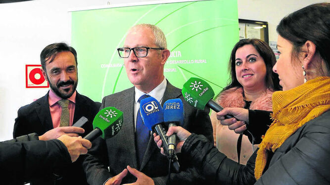 Los delegados del Gobierno andaluz y de Agricultura, ayer en Jerez.