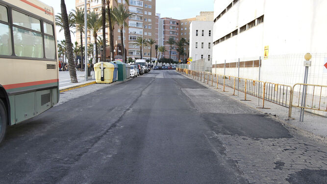 Tramo completamente asfaltado de la Avenida Duque de Nájera, a la altura de la antigua Escuela de Náutica y La Caleta.