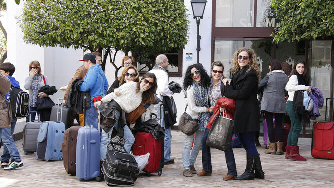 Un grupo de turistas, a las puertas de uno de los establecimientos hoteleros situados en el centro de la ciudad.