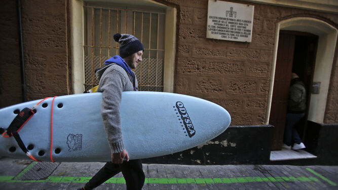 Un joven surfista, caminando por el interior de Santa María.