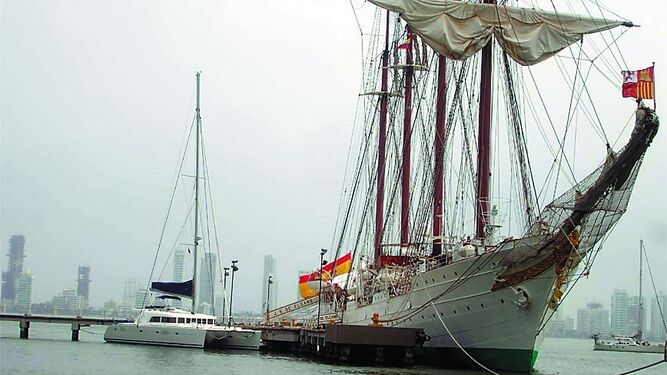 Imagen del buque-escuela ‘Juan Sebastián Elcano’ en el puerto colombiano de Cartagena de Indias, donde se cargó la droga.