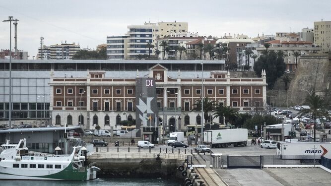 El edificio de la Aduana, detrás del 'Queco' y delante de la antigua estación de tren, visto desde el muelle ciudad del puerto la Bahía de Cádiz.