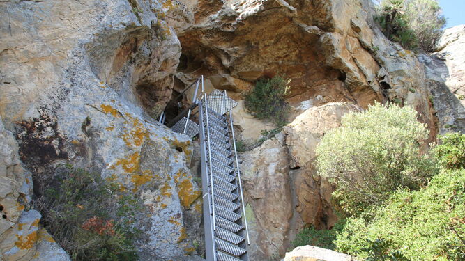 Escalera de entrada a la cueva del Tajo de las Figuras, en Benalup.