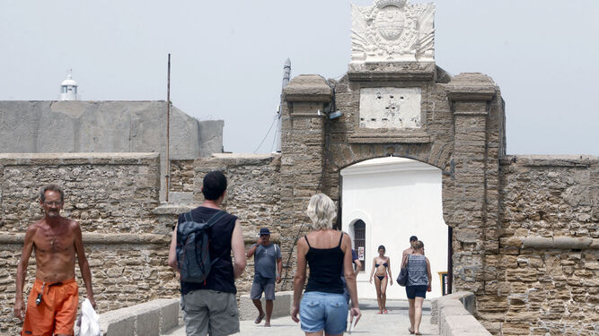 Unos turistas acceden al interior del castillo de San Sebastián para visitar la fortificación.