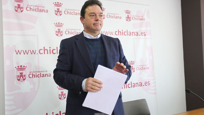 El delegado de Hacienda, Joaquín Guerrero (PSOE) tras su comparecencia ante los medios de comunicación.