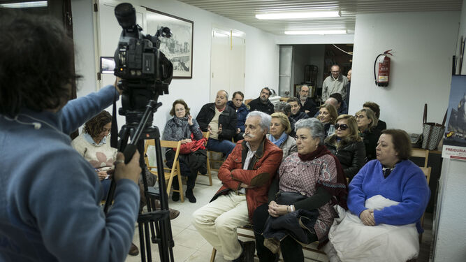 Un instante de la reunión mantenida ayer en la sede de la AVV Cádiz Centro.