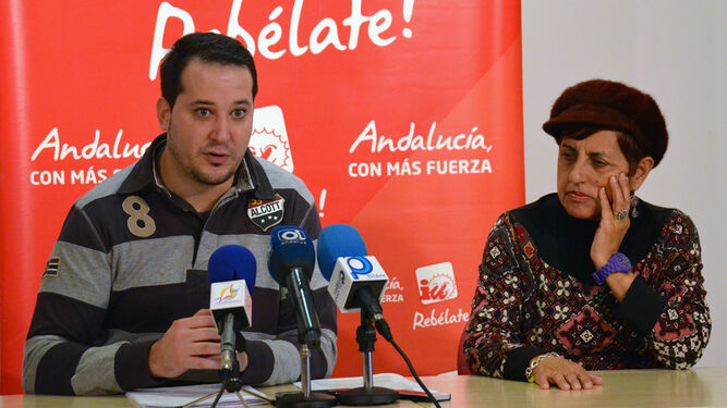 Angelines Mancha, junto al coordinador local Antonio Fernández.
