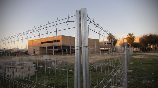 El centro de salud de Camposoto, cuyo perímetro fue vallado en el mes de diciembre.