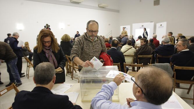 Ciudadanos votando en una asamblea ciudadana, en una imagen de archivo.