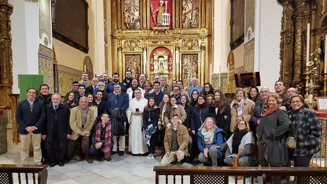 Foto de familia con todos los hermanos y fieles que ayer se desplazaron a Sevilla.