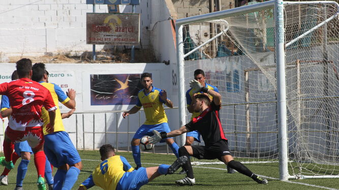 La defensa y el portero del conjunto conileño no pudieron evitar los dos goles del Antoniano.