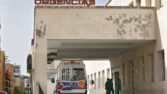 Una ambulancia en el Hospital Puerta del Mar, en una imagen de archivo.