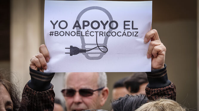 Un momento de las protestas por el bono local ante la sede de Eléctrica de Cádiz.