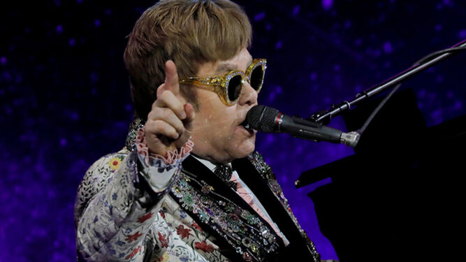 Elton John, durante su breve actuación en Nueva York.