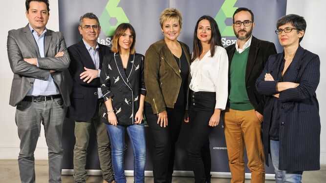Gloria Serra con integrantes de su equipo y directivos de La Sexta.