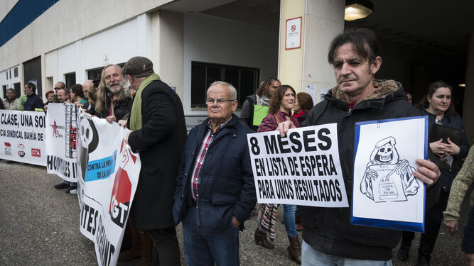 Imagen de la concentración de ayer en la entrada del Hospital Puerta del Mar.
