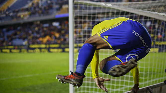 Un jugador del Cádiz salta por encima de una valla publicitaria durante un partido disputado en el estadio Carranza.