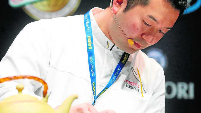 El chef japonés Tomoya Kawada presenta 'La cocina del té' mientras elabora una de sus creaciones.