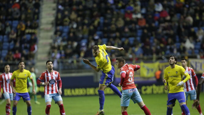 Carrillo salta más que Seoane en un acción del partido contra el Lugo disputado el pasado sábado.