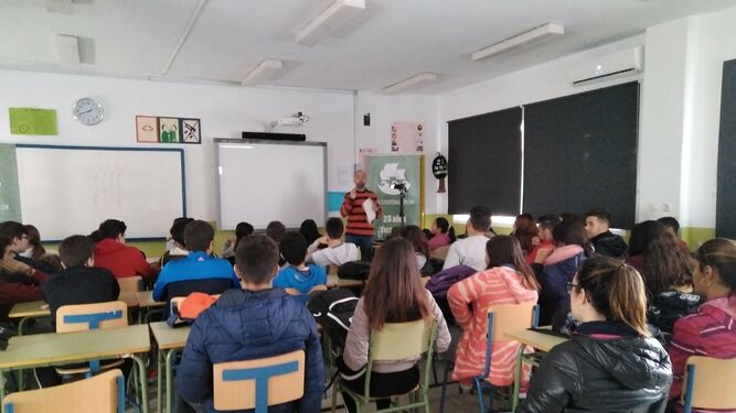 Alfonso León, representante de ACNUR en España, ayer con alumnos del instituto Cristóbal Colón.