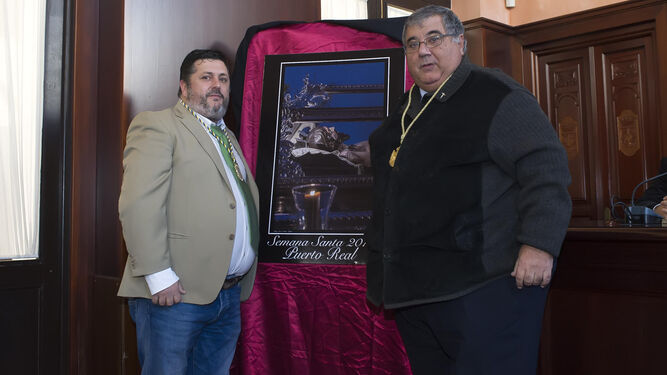 Godino y Richarte, junto a la imagen que anuncia la Semana Santa
