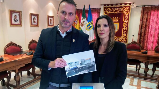 La alcaldesa y el concejal delegado de Turismo, mostrando ayer en el Ayuntamiento fotografías del expediente municipal sobre este proyecto.