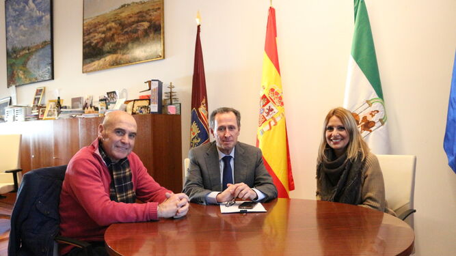 El alcalde con los dos docentes en la Alcaldía.