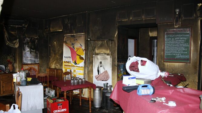El salón del restaurante Échate pa'yá, situado en la calle Ribera del Marisco, tras el incendio.