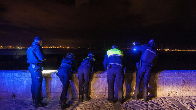 La lancha de la Guardia Civil, en las inmediaciones del Puente Zuazo, ya de noche.