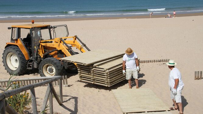 Imagen de archivo de los preparativos de la nueva temporada de playas.