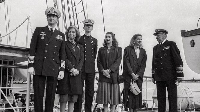 La familia Real al completo, a bordo del Juan Sebastián de Elcano, en enero de 1987, hace ahora 31 años.