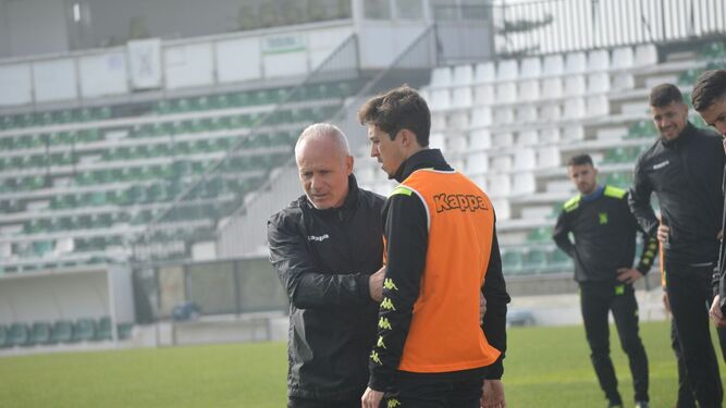 Rafael Carrillo da instrucciones a uno de sus jugadores durante una sesión de entrenamiento.