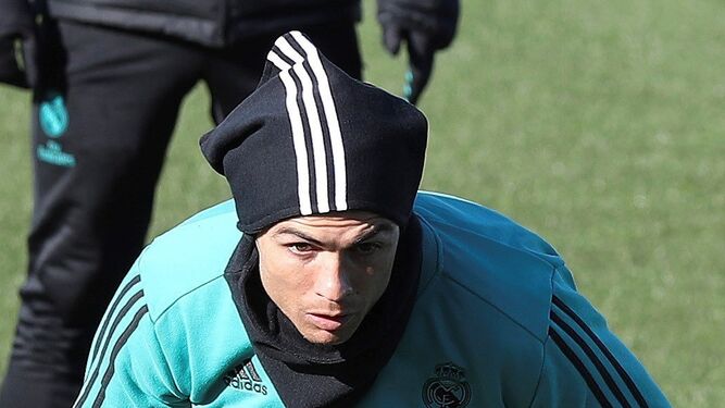 El portugués Cristiano Ronaldo, ayer en la sesión en Valdebebas bajo un intenso frío.