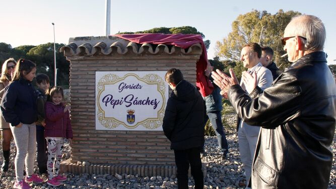 El alcalde, junto a los nietos de la fallecida Pepi Sánchez Gil, en la inauguración de la rotonda que lleva su nombre.