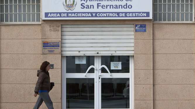 Imagen de la puerta de entrada a las oficinas de la Delegación de Hacienda, de archivo.