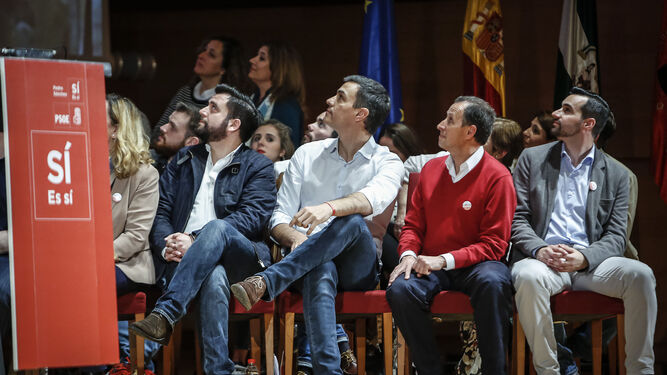 El secretario general del PSOE, Pedro Sánchez, junto a Fran González en un acto celebrado en Cádiz.