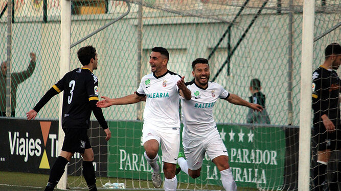 Dani Gallardo y Sufian celebran el gol en presencia de Marcelo.