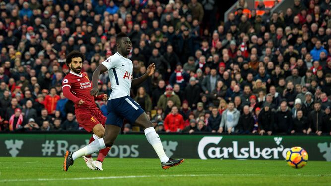 El egipcio Salah remata cruzado para lograr el primer gol del Liverpool.