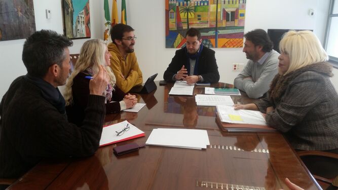 La reunión mantenida en el Ayuntamiento entre Gatos de El Puerto, el área de Medio Ambiente y PACMA.