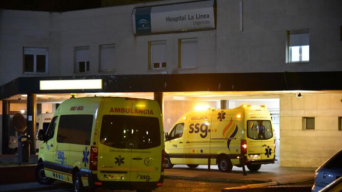 La entrada a Urgencias del hospital de La Línea, horas después del suceso.