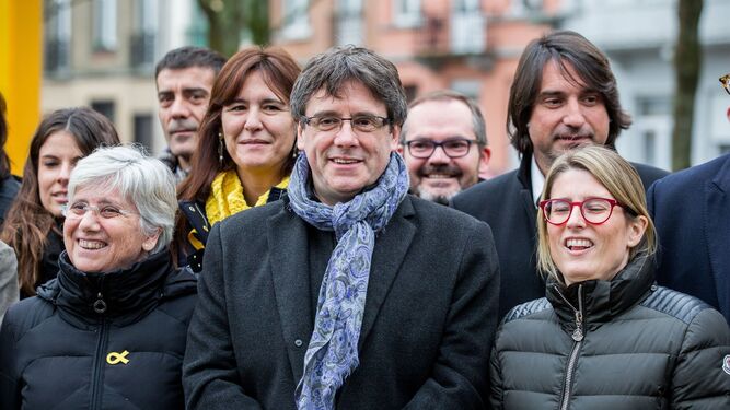 Clara Ponsatí, Carles Puigdemont y la directora de campaña de JxCat Elsa Artadi.